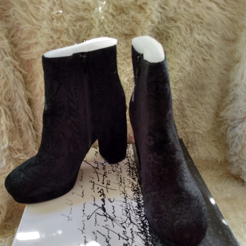 Kensie Emeline velvet chunky heel bootie 8.5 NIB